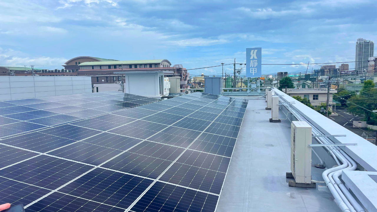 太陽光パネル — 本社屋上に設置された産業用太陽光発電パネル 47kW（585W×80枚）